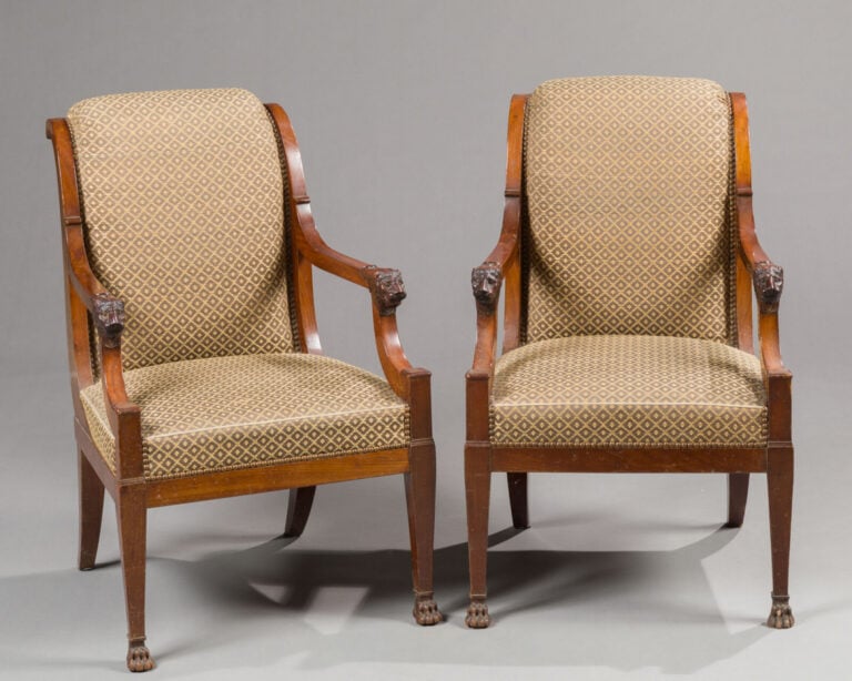 Paire de fauteuils à dossier éversé en acajou et placage d'acajou - ; accotoirs…