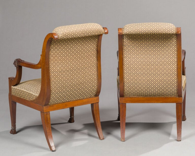 Paire de fauteuils à dossier éversé en acajou et placage d'acajou - ; accotoirs…