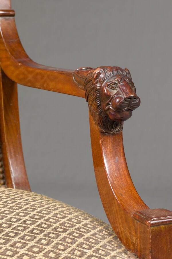 Paire de fauteuils à dossier éversé en acajou et placage d'acajou - ; accotoirs…