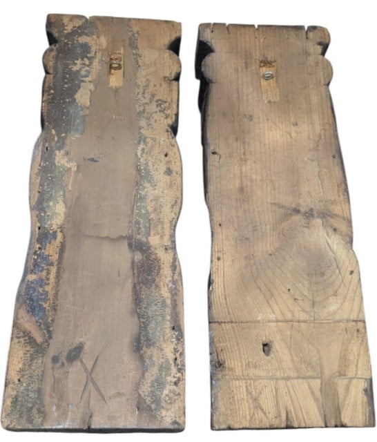 Paire de petites consoles d'applique en bois sculpté de style Haute Époque à tê…