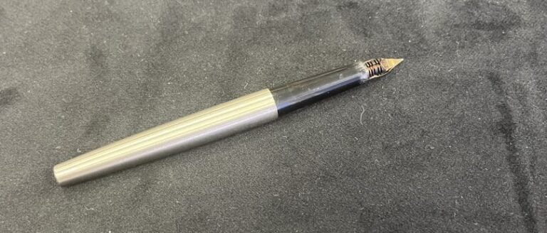 PARKER - Stylo plume, le corps en métal brossé, garniture en métal doré, plume…