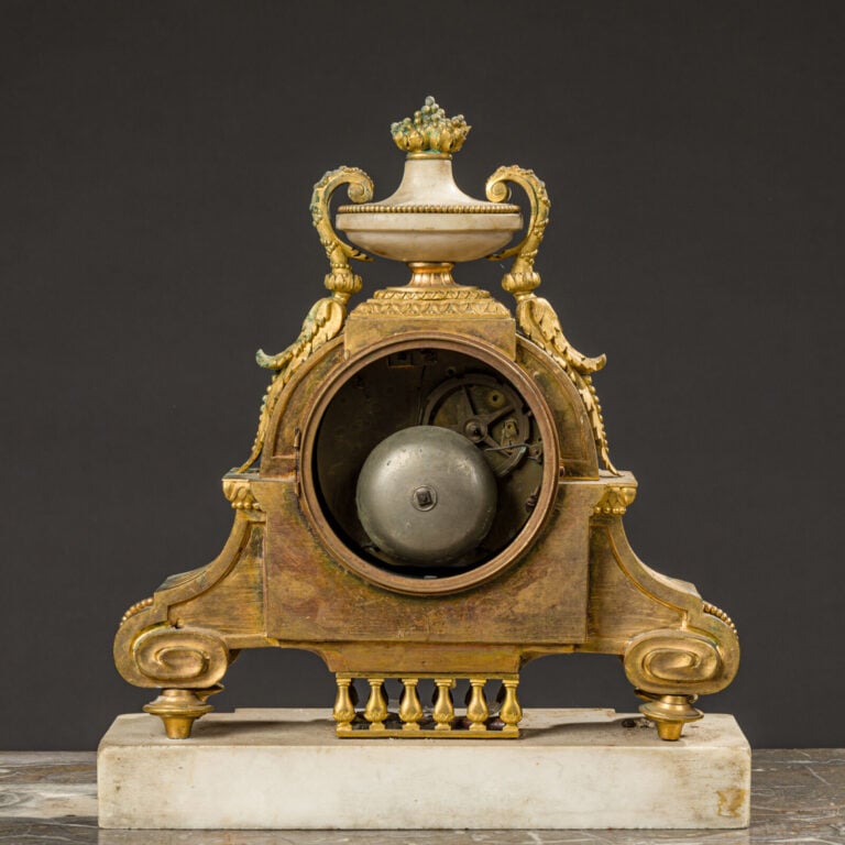 Pendule borne de cartonnier en bronze - ciselé doré et marbre blanc sommé d'un…