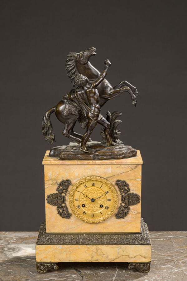 Pendule borne en bronze patiné et - marbre jaune vers 1830 sommé d'un - cheval…