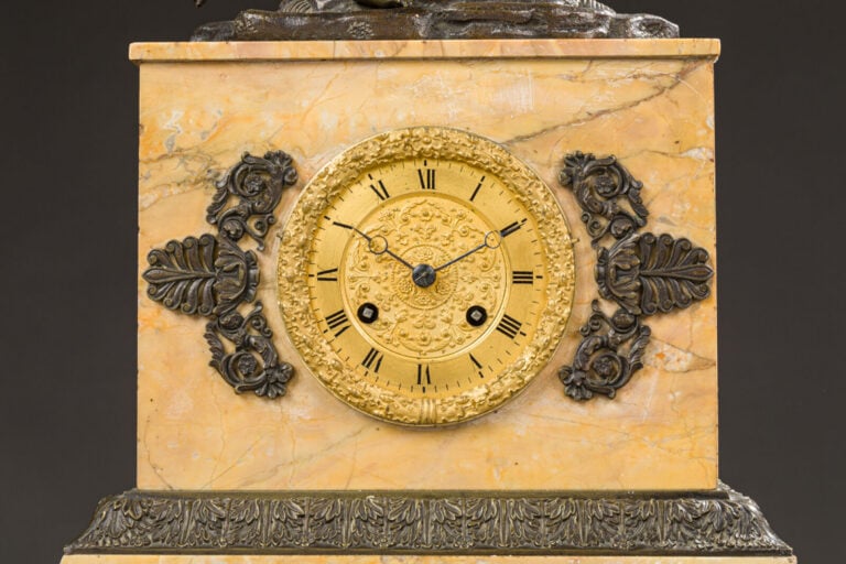 Pendule borne en bronze patiné et - marbre jaune vers 1830 sommé d'un - cheval…
