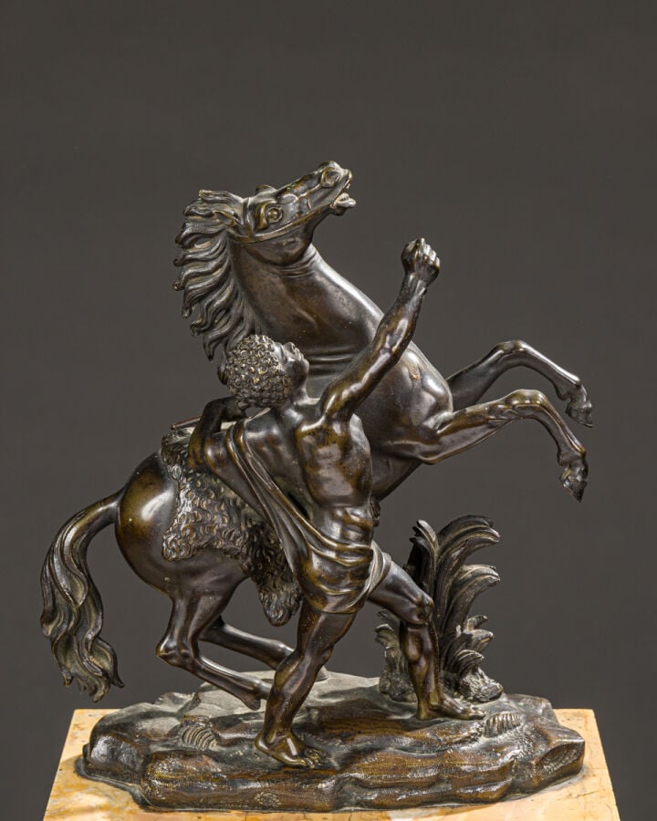 Pendule borne en bronze patiné et - marbre jaune vers 1830 sommé d'un - cheval…