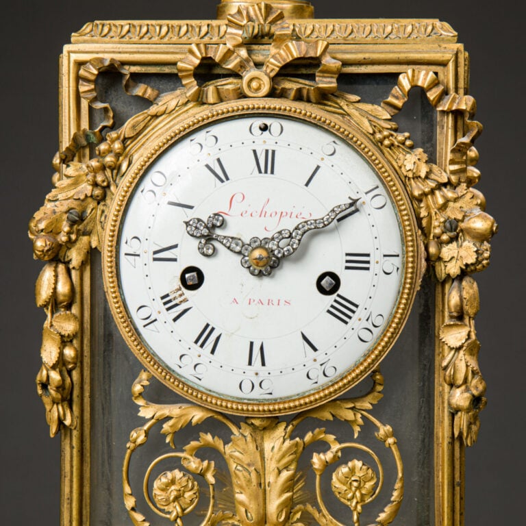 Pendule borne en bronzes ciselés et dorés, marbre blanc et parois - de verre so…
