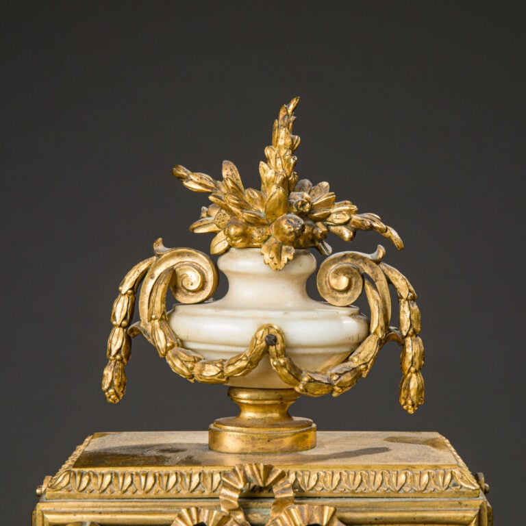 Pendule borne en bronzes ciselés et dorés, marbre blanc et parois - de verre so…