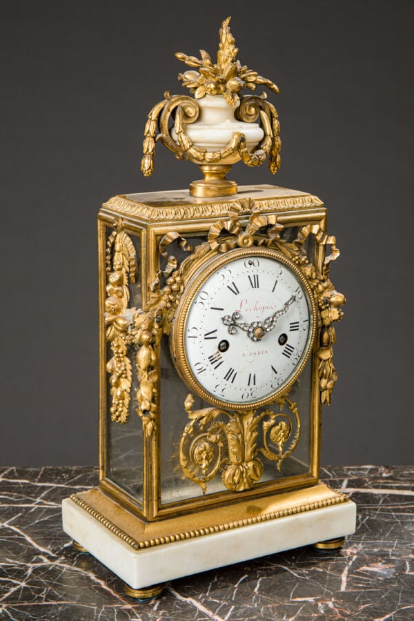 Pendule borne en bronzes ciselés et dorés, marbre blanc et parois - de verre so…