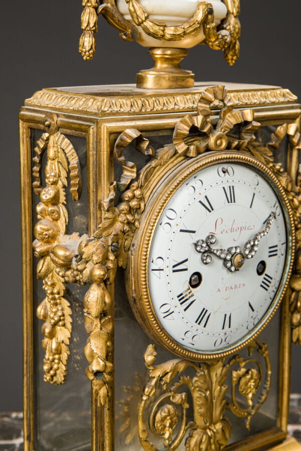 Pendule borne en bronzes ciselés et dorés, marbre blanc et parois - de verre so…