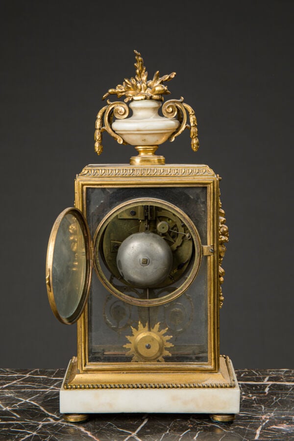 Pendule borne en bronzes ciselés et dorés, marbre blanc et parois - de verre so…
