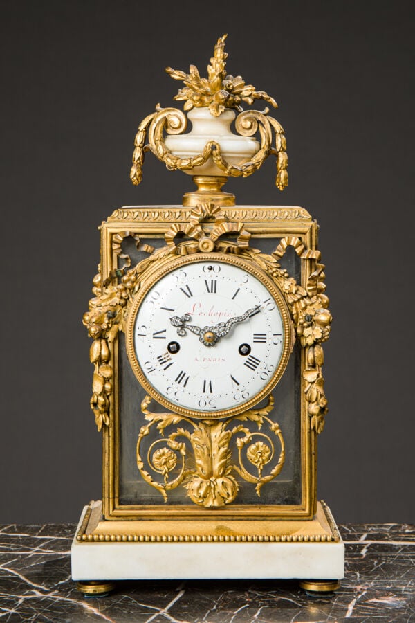 Pendule borne en bronzes ciselés et dorés, marbre blanc et parois - de verre so…