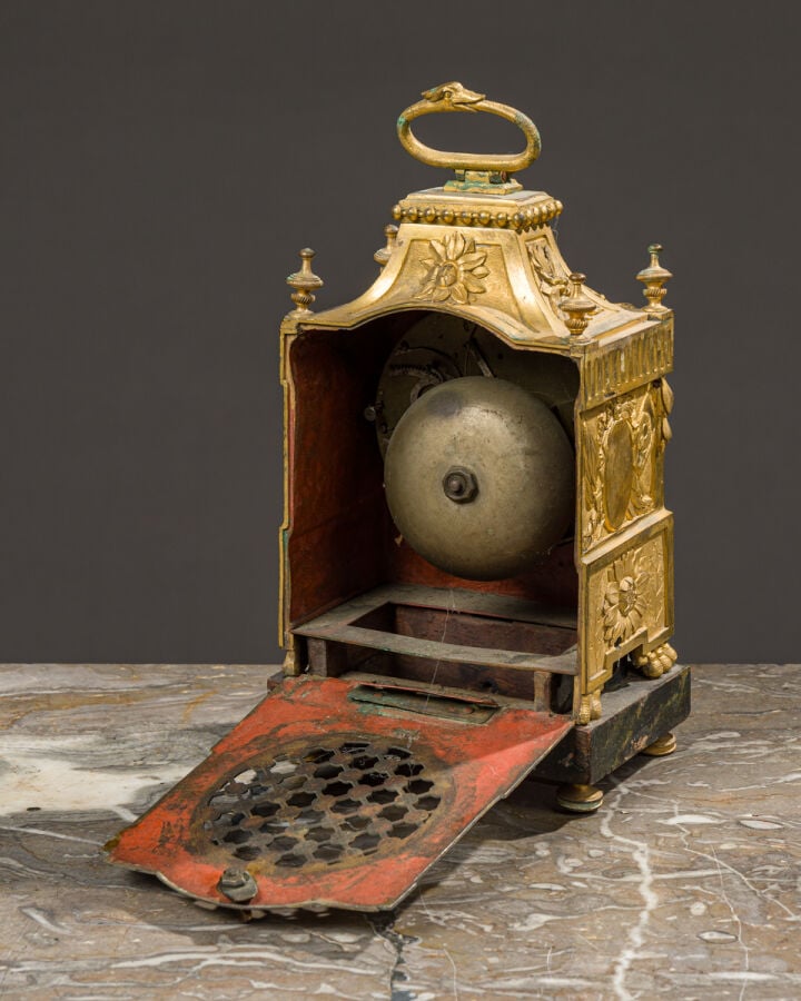 Pendulette d'officier en bronze doré à motifs feuillages à quatre petits pinacl…