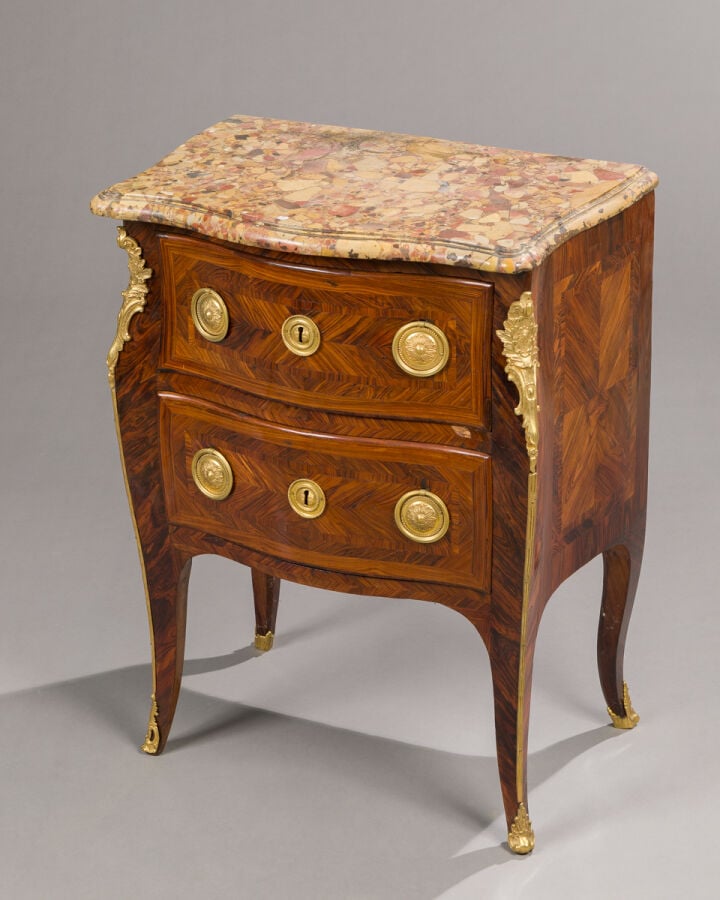 Petite commode en placage de marqueterie ouvrant par deux - tiroirs ; plateau d…