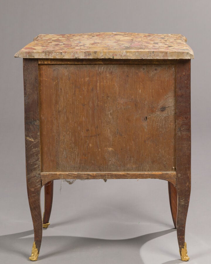 Petite commode en placage de marqueterie ouvrant par deux - tiroirs ; plateau d…