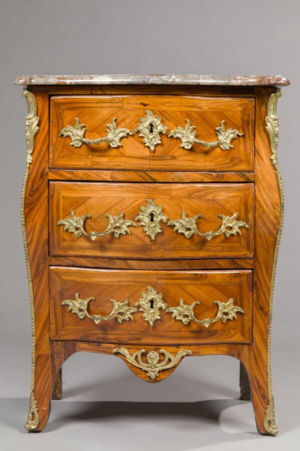 Petite commode en placage de marqueterie ouvrant par trois - tiroirs en façade…