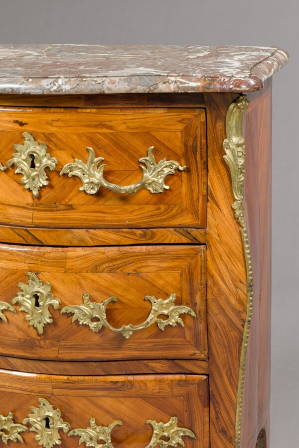 Petite commode en placage de marqueterie ouvrant par trois - tiroirs en façade…