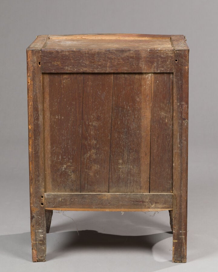 Petite commode en placage de marqueterie ouvrant par trois - tiroirs en façade…
