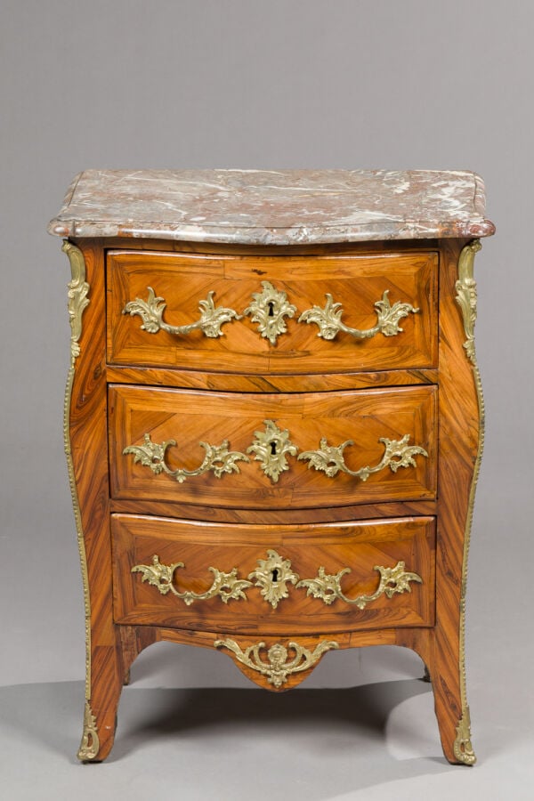 Petite commode en placage de marqueterie ouvrant par trois - tiroirs en façade…