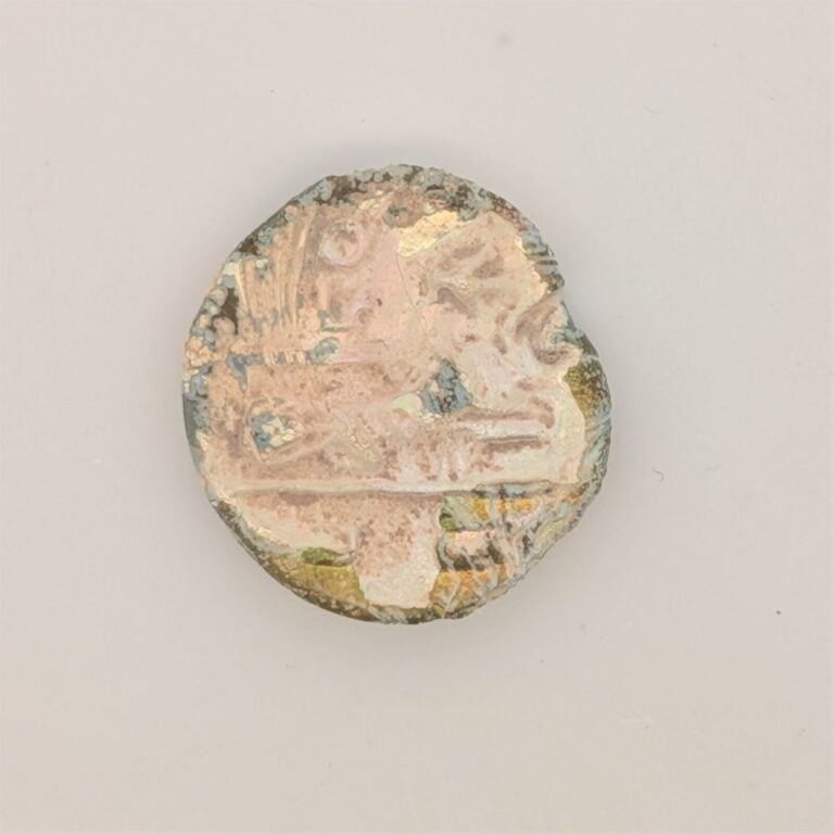 Pion ou peson moulé à partir d'une monnaie de Sidon, présentant sur une face le…