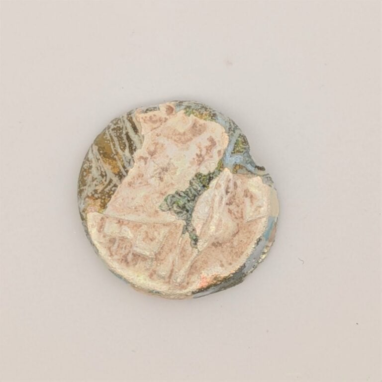 Pion ou peson moulé à partir d'une monnaie de Sidon, présentant sur une face le…