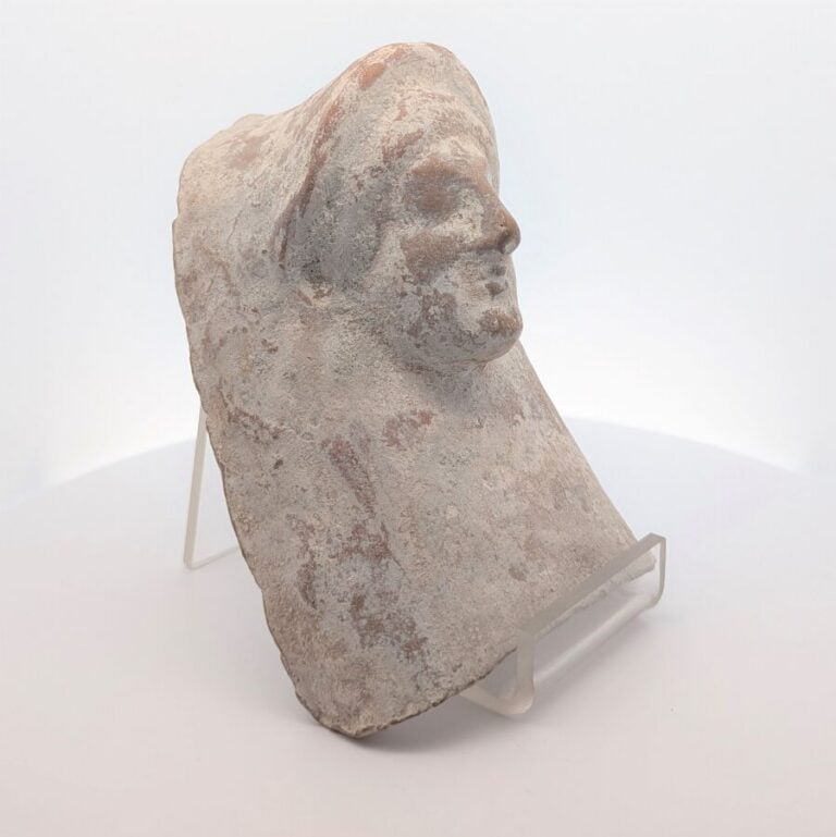 Protomé féminin de style archaïque, il est coiffé d'un diadème. - Terre cuite o…