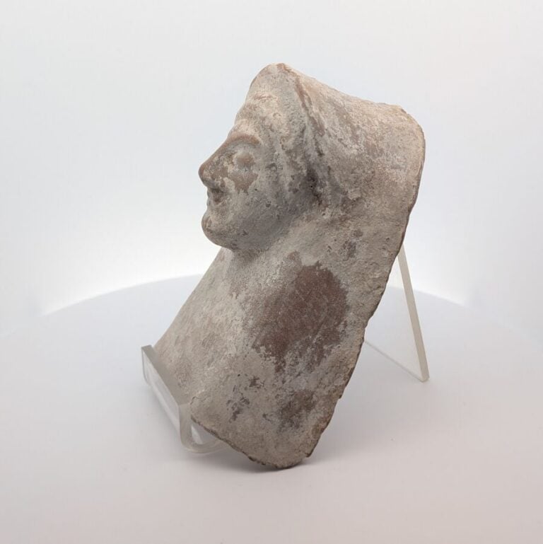 Protomé féminin de style archaïque, il est coiffé d'un diadème. - Terre cuite o…