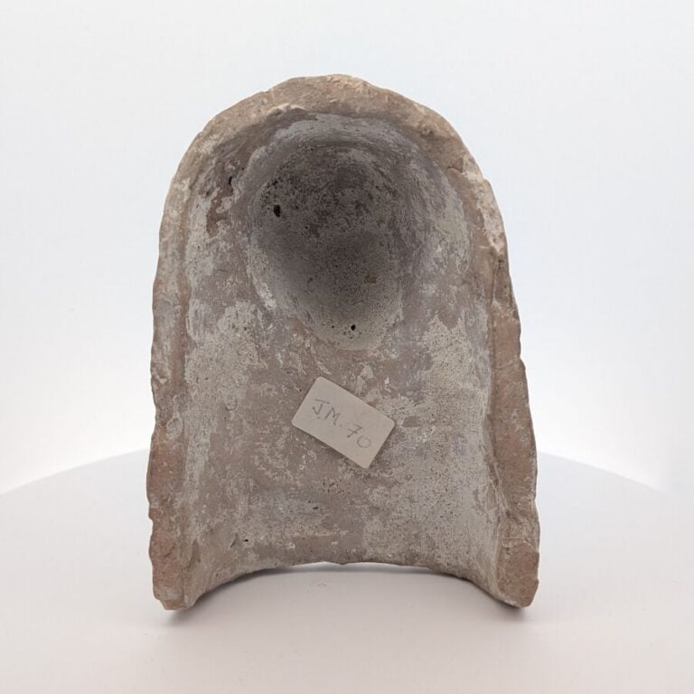 Protomé féminin de style archaïque, il est coiffé d'un diadème. - Terre cuite o…