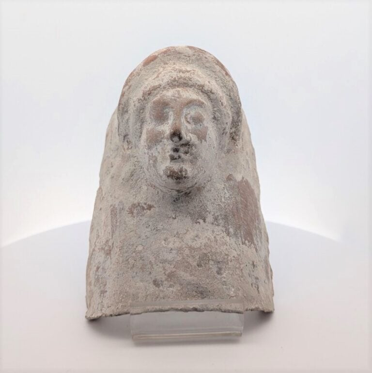 Protomé féminin de style archaïque, il est coiffé d'un diadème. - Terre cuite o…
