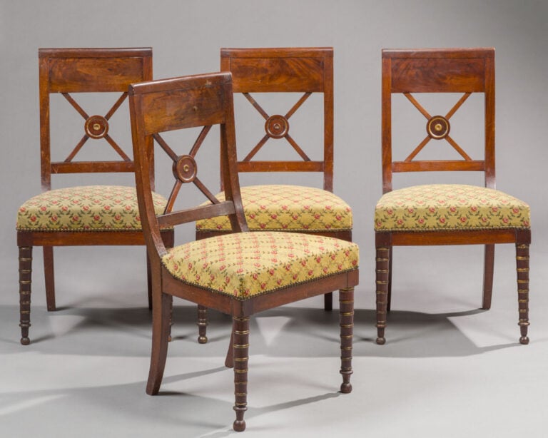 Quatre CHAISES en acajou et placage à dossier croisillon ; pieds - avant chapel…