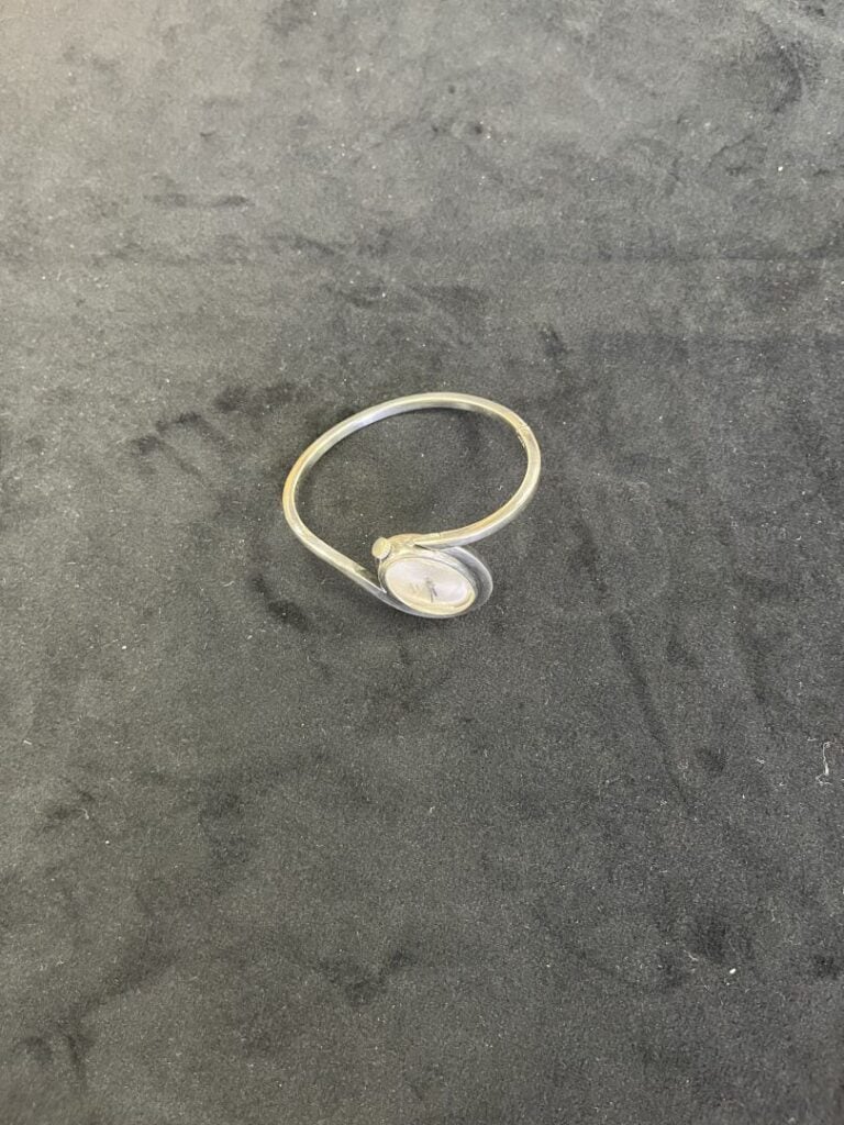 QUILBE - Montre bracelet de dame en argent (min 800), cadran ovale à fond satin…