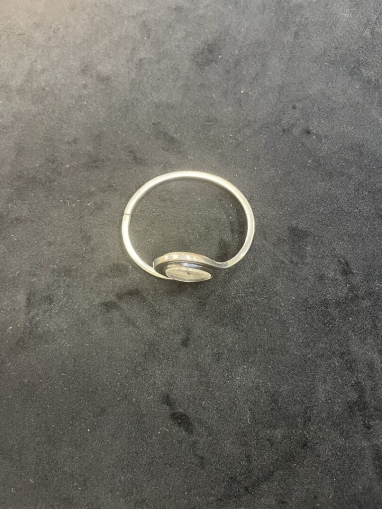 QUILBE - Montre bracelet de dame en argent (min 800), cadran ovale à fond satin…
