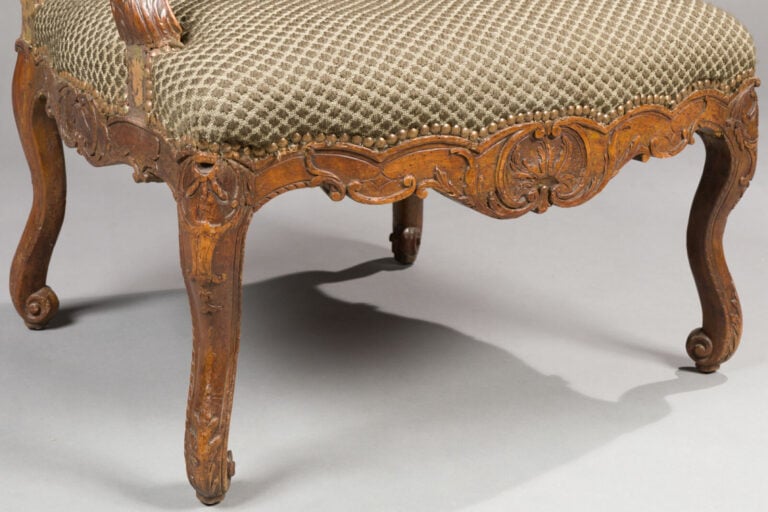 Réunion de deux fauteuils et une bergère de style ou d'époque Louis XV - 93 x 5…