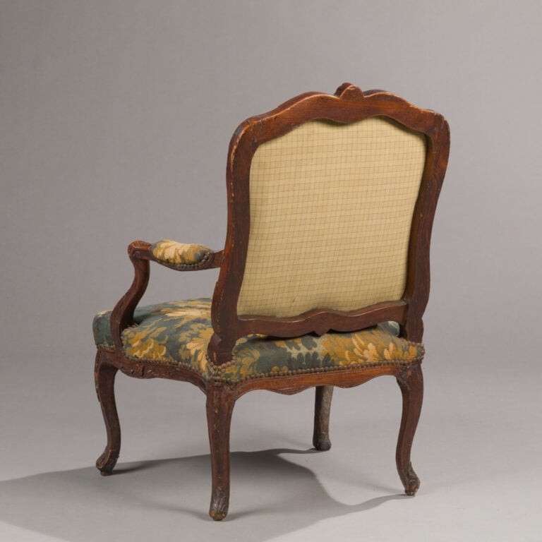 Réunion de fauteuils comprenant : - 1/ Large fauteuil à dossier à la reine en b…