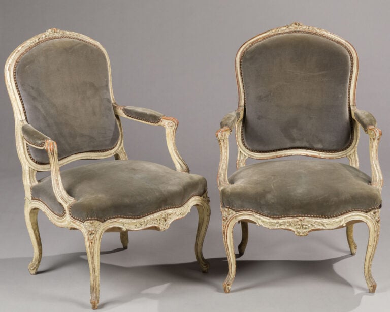 Réunion de fauteuils comprenant : - 1/ Large fauteuil à dossier à la reine en b…