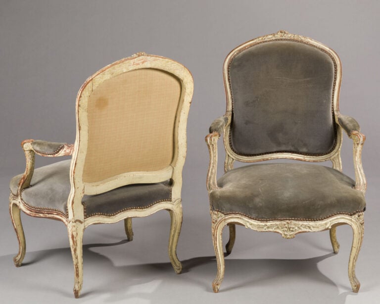Réunion de fauteuils comprenant : - 1/ Large fauteuil à dossier à la reine en b…