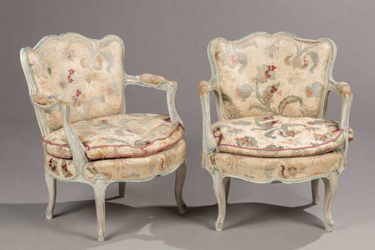 Réunion de fauteuils comprenant : - 1/ Large fauteuil à dossier à la reine en b…