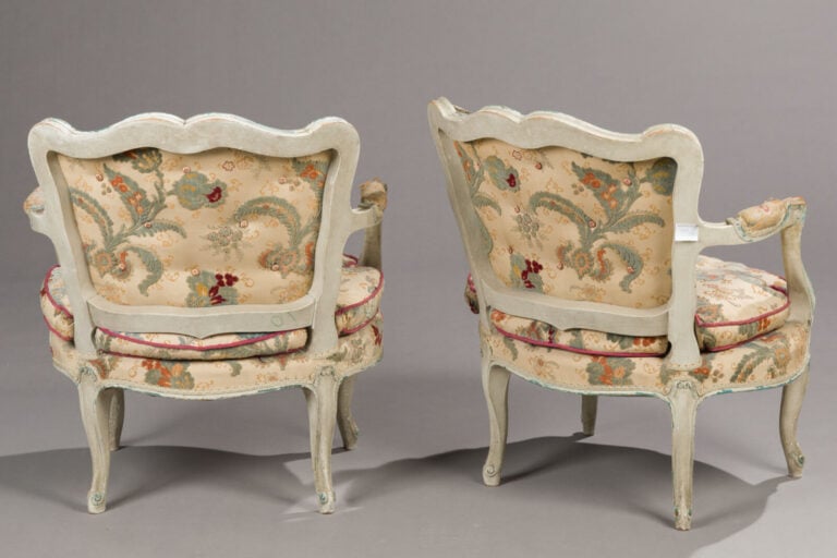 Réunion de fauteuils comprenant : - 1/ Large fauteuil à dossier à la reine en b…