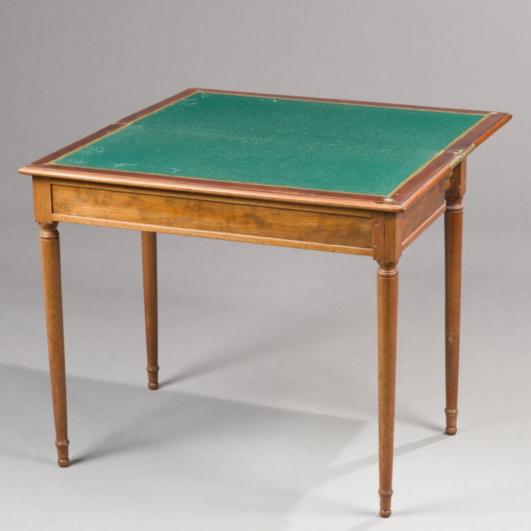 Réunion de trois tables à jeux : - 1/ Table à jeux, pieds fuselés - 72 x 85 x 4…