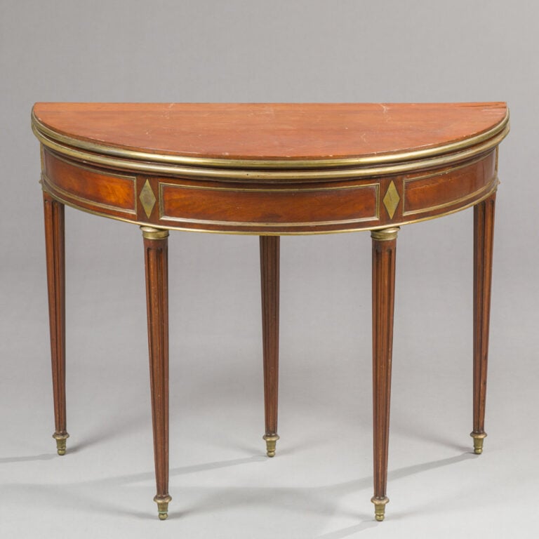 Réunion de trois tables à jeux : - 1/ Table à jeux, pieds fuselés - 72 x 85 x 4…