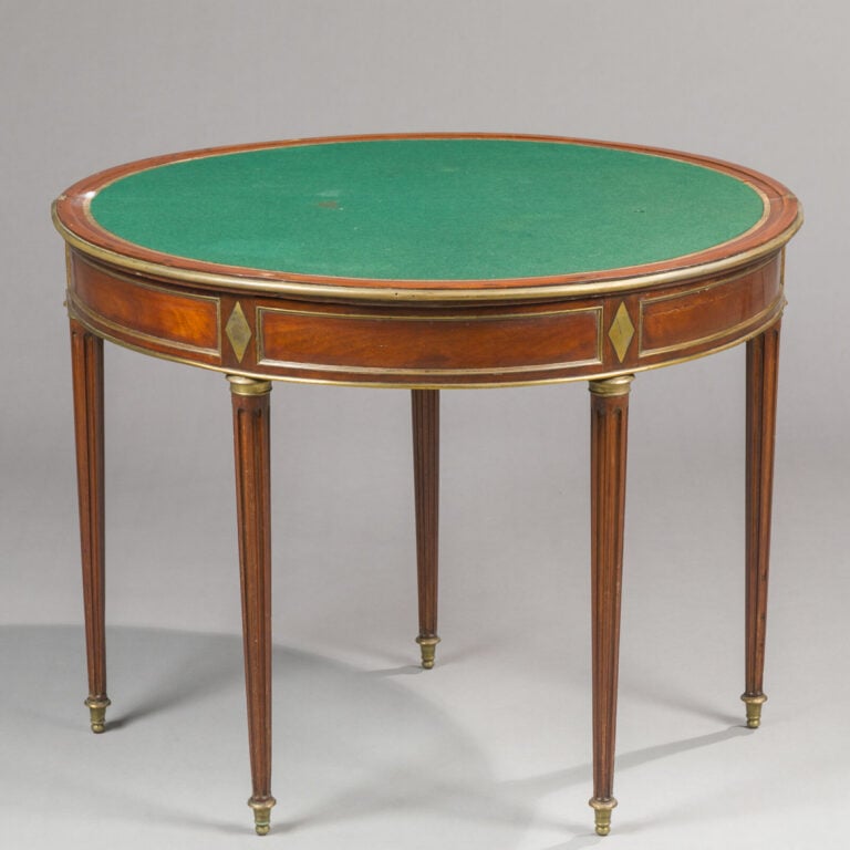 Réunion de trois tables à jeux : - 1/ Table à jeux, pieds fuselés - 72 x 85 x 4…