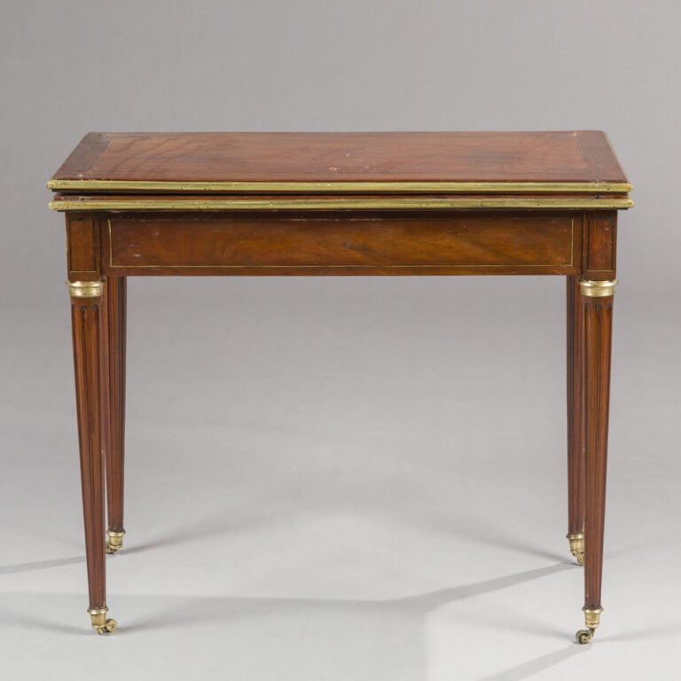 Réunion de trois tables à jeux : - 1/ Table à jeux, pieds fuselés - 72 x 85 x 4…