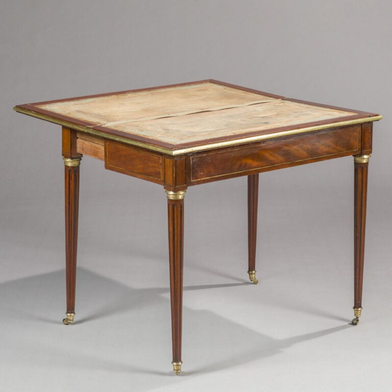 Réunion de trois tables à jeux : - 1/ Table à jeux, pieds fuselés - 72 x 85 x 4…