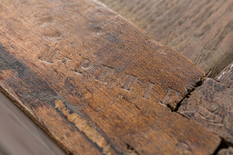 Secrétaire en placage de marqueterie, la façade simulant 7 tiroirs ; il ouvre p…