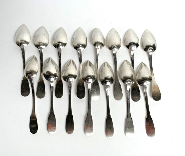Série de 15 petites cuillères en argent uni (950 ‰), la spatule - monogrammée F…