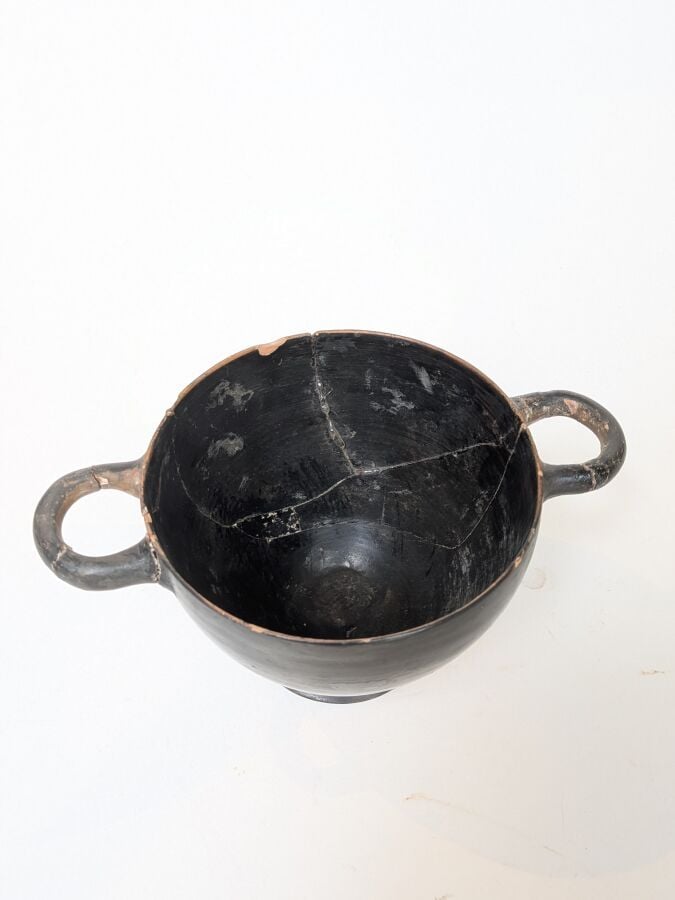 Skyphos à vernis noir, à décor de fines bandes parallèles au niveau du pied. -…