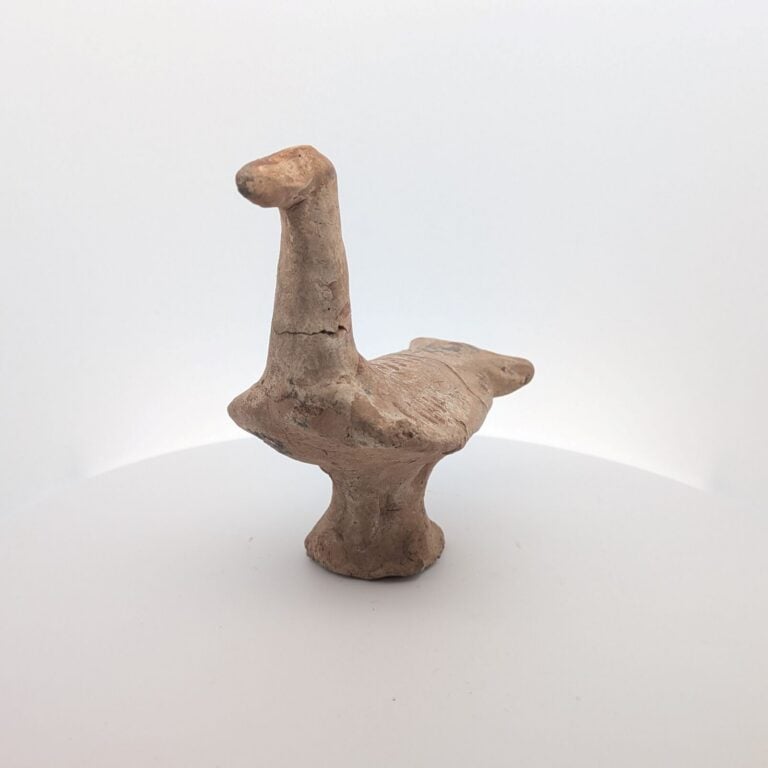 Statuette d'oiseau stylisée - Terre cuite rose, restes de pigments ocres sur en…