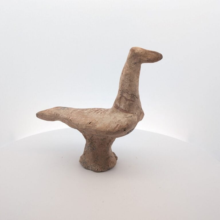 Statuette d'oiseau stylisée - Terre cuite rose, restes de pigments ocres sur en…