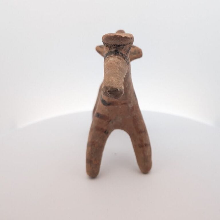 Statuette représentant un cavalier : il est peint de lignes et bandes ondulante…