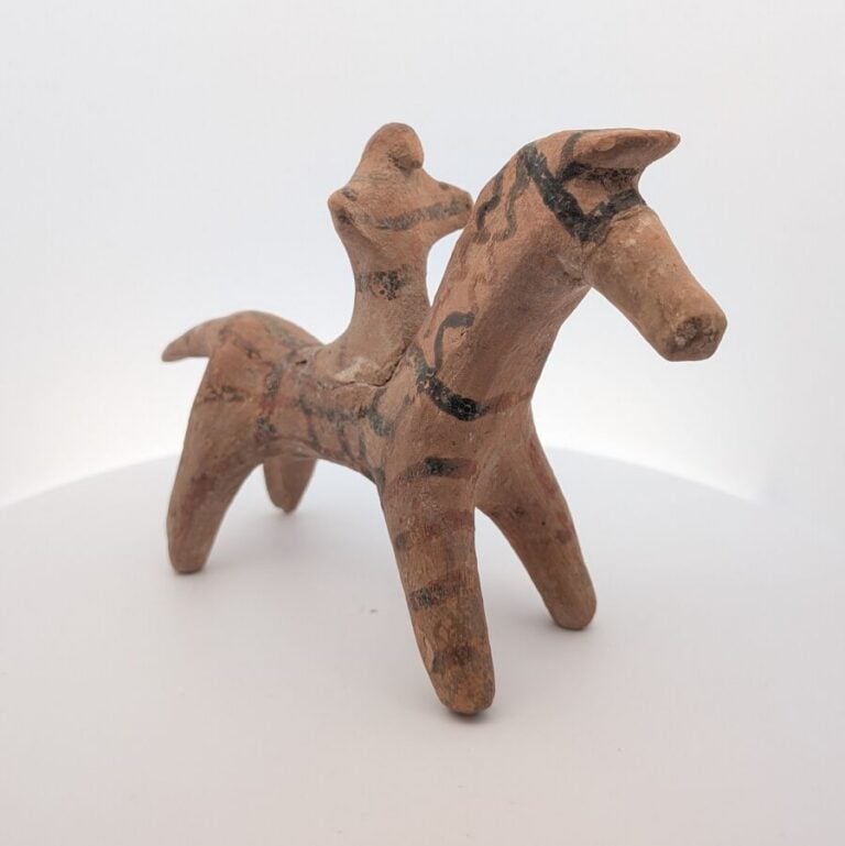 Statuette représentant un cavalier : il est peint de lignes et bandes ondulante…