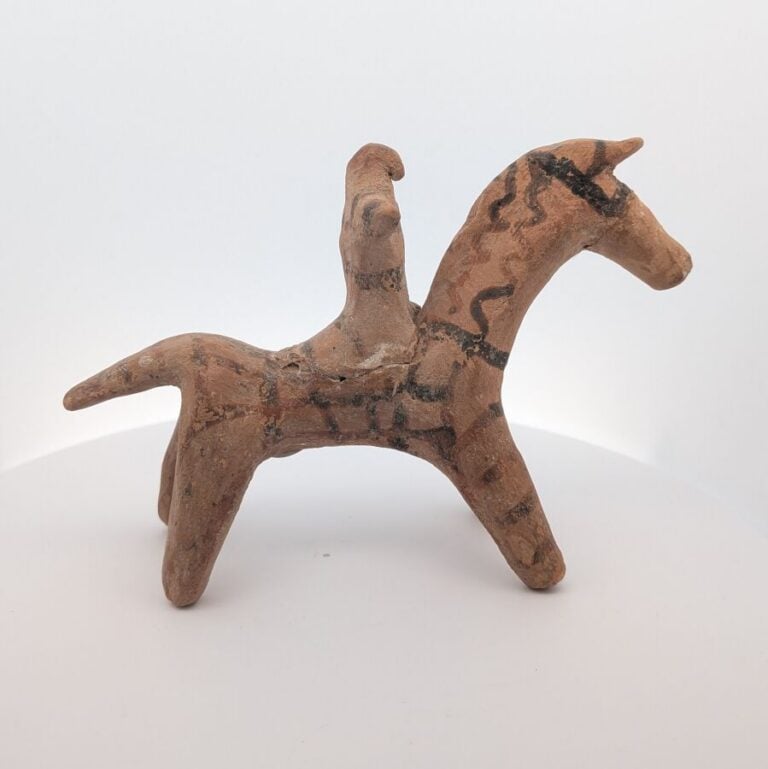 Statuette représentant un cavalier : il est peint de lignes et bandes ondulante…